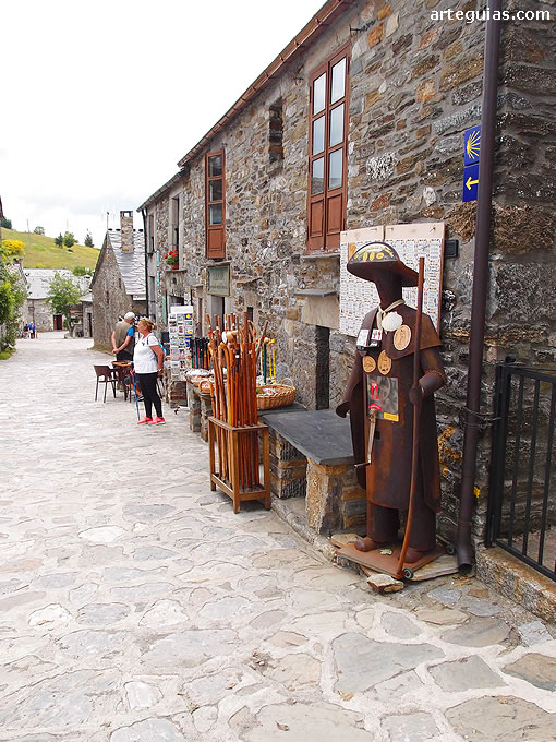 Una vez recuperada esta población en el siglo XX, O Cebreiro está repleta de tiendas y establecimientos vinculados con el Camino de Santiago