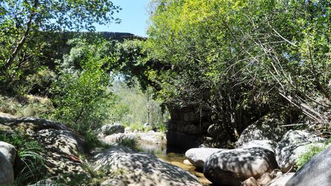 Puente de Vilameá, en Lobios, por donde pasa el Camino de San Rosendo.