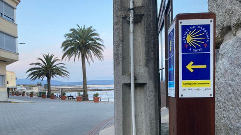 Señalización del Camino del Barbanza, a la altura de Ribeira.