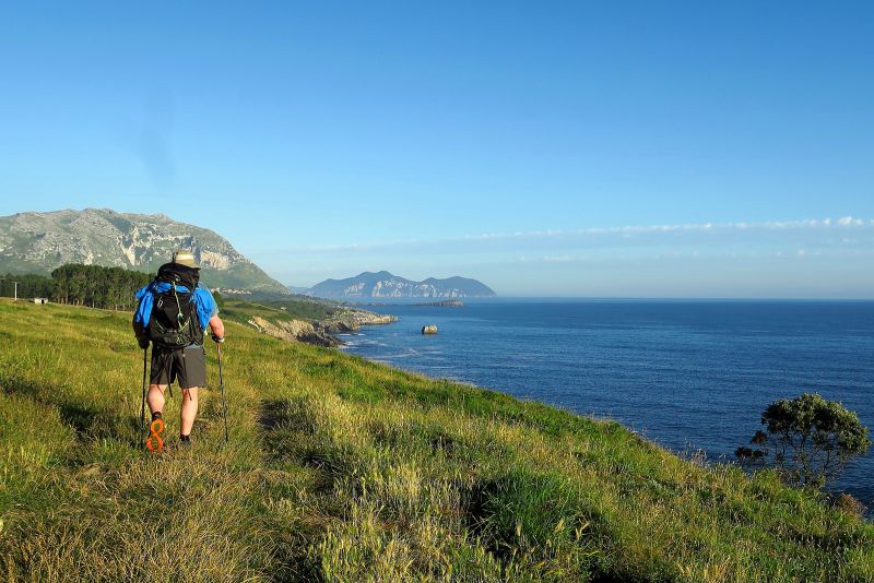 Gonzalo (@peregrinoymochila) en Islares, Camino del Norte, en julio de 2020.