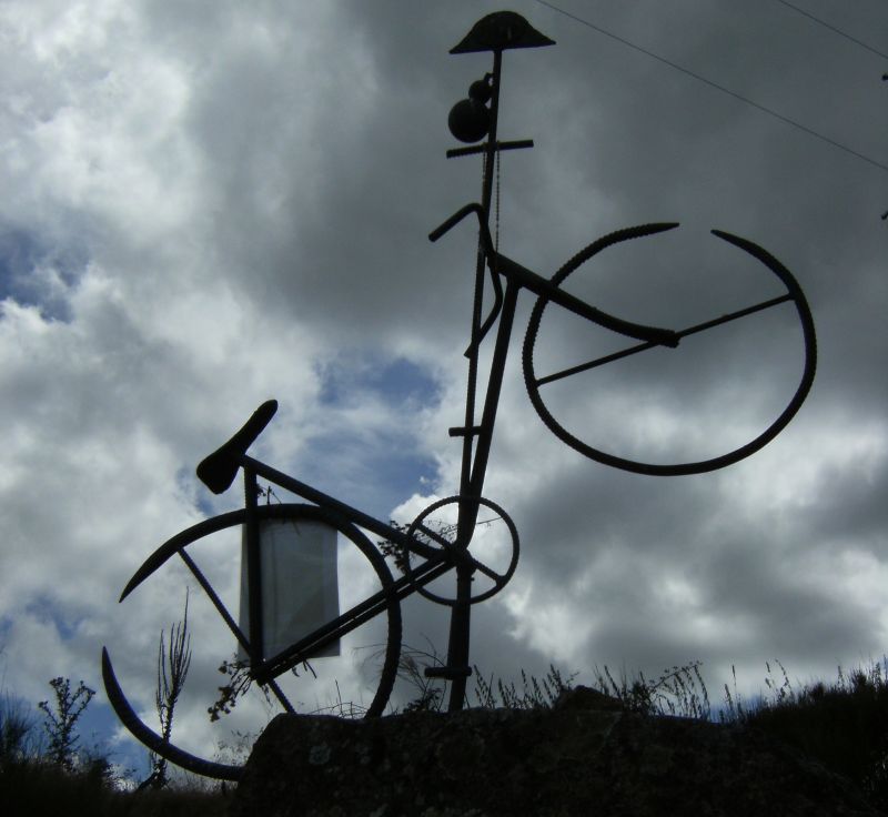 Bicicleta de forja en memoria del ciclista Heinrich Krause (El Acebo).