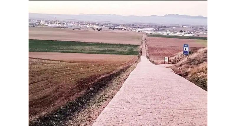 Tramo pavimentado de bajada a Santo Domingo de la Calzada.