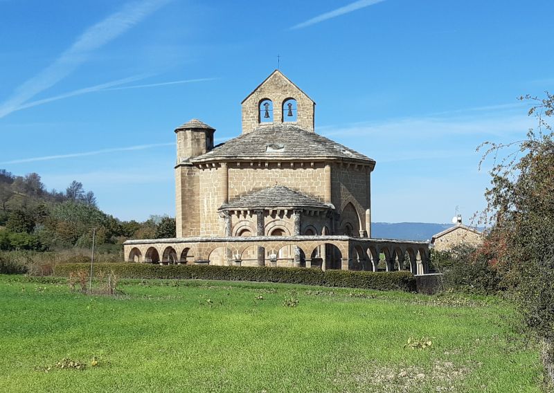 Vista de Santa María de Eunate a la llegada por el Camino Aragonés.