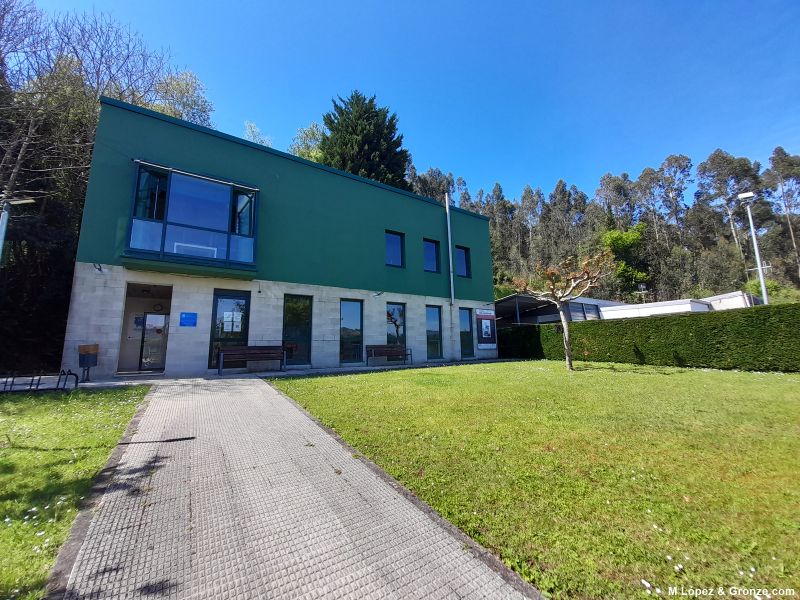 Recinto con césped en el albergue de peregrinos de Miño (Camino Inglés).