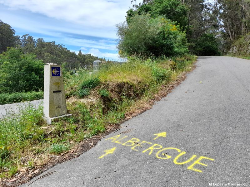 Señalización del albergue de A Portela en Barro (Camino Portugués).