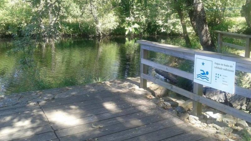 El río Furelos en Melide sufre vertidos industriales con frecuencia.