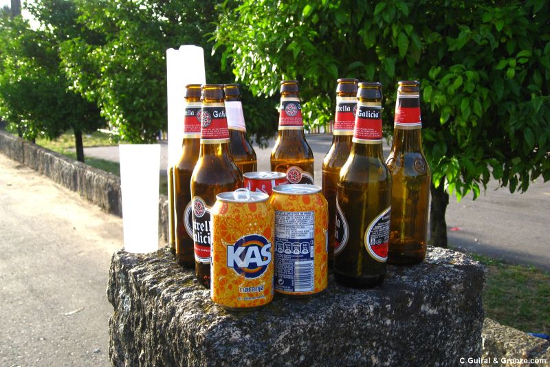 Restos de un botellón en un parque de Santiago de Compostela.