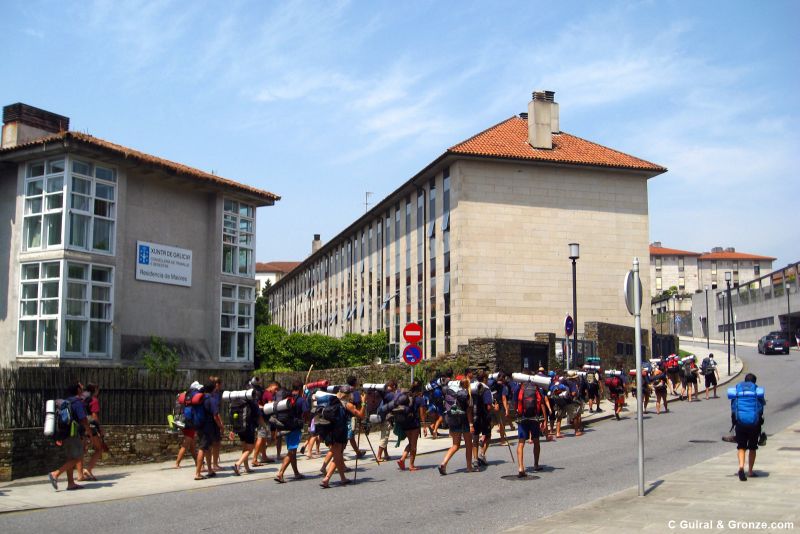 Grupo de estudiantes entrando en Santiago de Compostela.