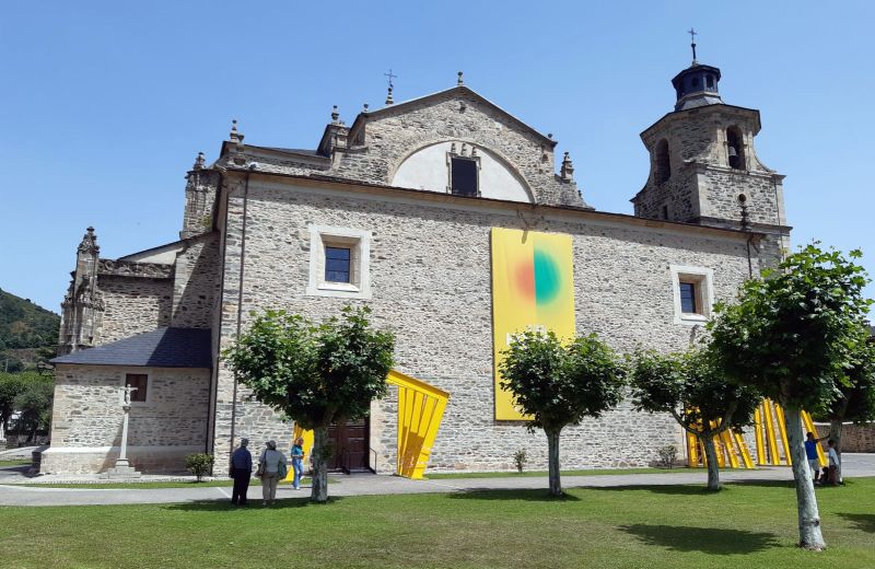 Exterior de la excolegiata de Villafranca del Bierzo, sede de la exposición.