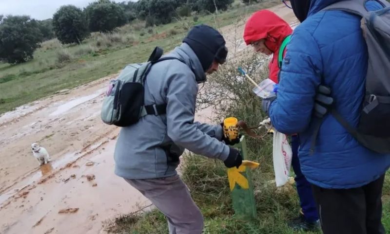 Miembros de la Asociación de Zamora señalizando el camino oficial