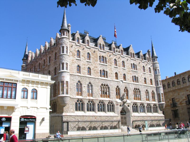 Casa Botines, en el centro de León, obra de Antoni Gaudí.