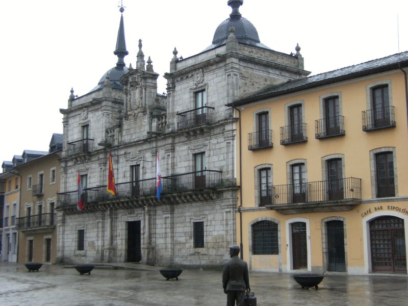 Ayuntamiento de Ponferrada y monumento a Pepe el Barquillero