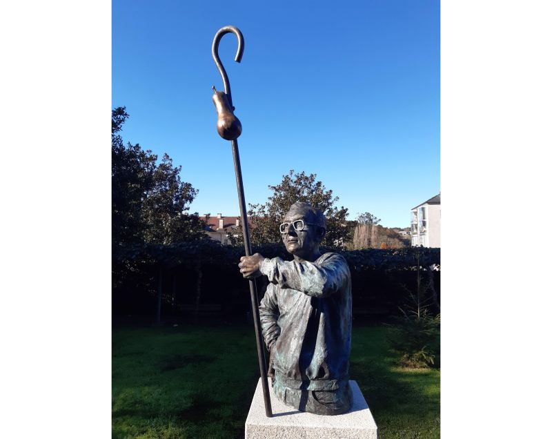 La nueva escultura de Elías Valiña situada en el jardín del Centro de Acogida al Peregrino (Santiago de Compostela).