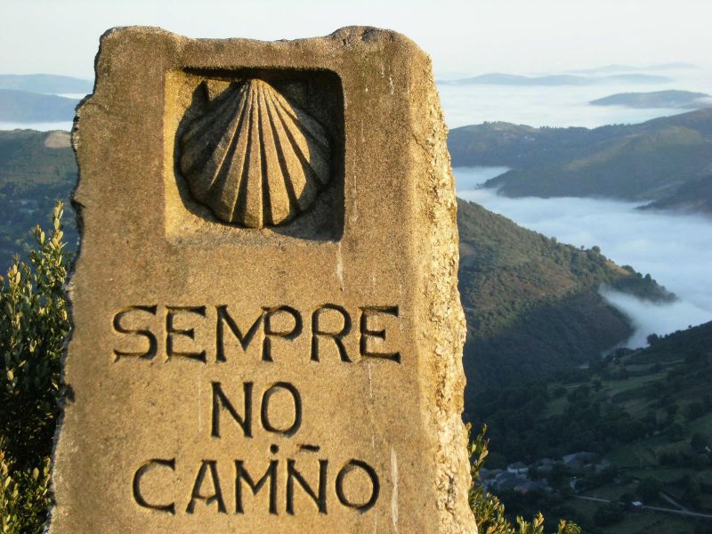 Monolito dedicado a Elías por la AGACS en O Cebreiro.