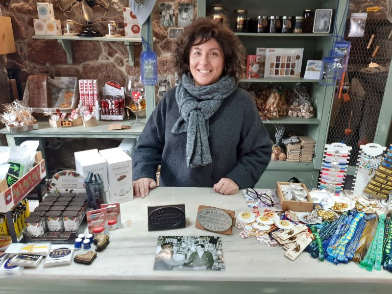 Estefanía en su “ultramarinos jacobeo” Casa Atilano, con la foto de sus abuelos y el enorme sello.