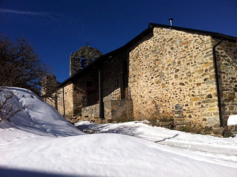 Foncebadón, vista del albergue en invierno.